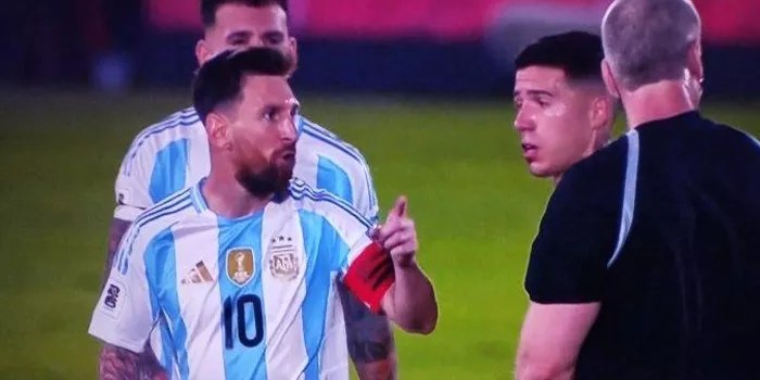 Lionel Messi Tunjukkan Amarah kepada Wasit di Tengah Pertandingan!