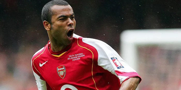 Legenda Arsenal: Ashley Cole Sang Bek Tangguh