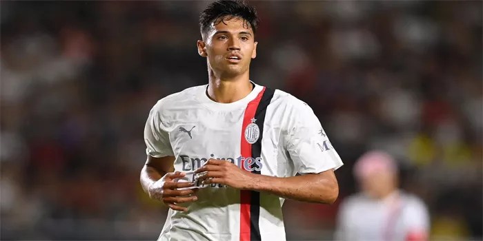 Barcelona Tertarik dengan Gelandang AC Milan Tijjani Reijnders