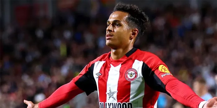 Brentford Tolak Tawaran, Strasbourg Resmi Gagal Amankan Fabio Carvalho ke Prancis