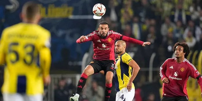 Bek Manchester United, Noussair Mazraoui, Tumbang Karena Cedera