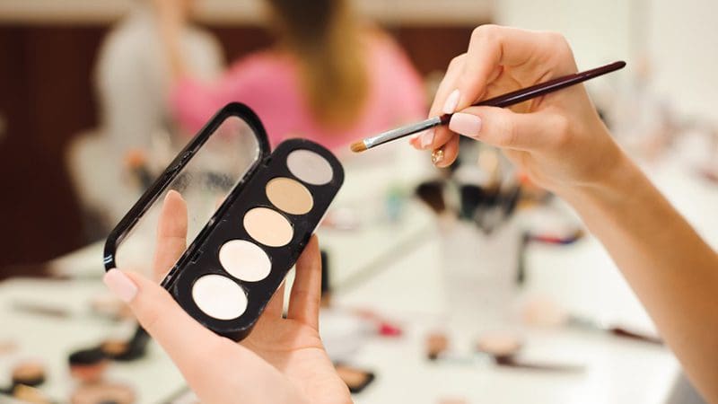 8 مواد في مكونات التجميل.. ابتعدي عنها فورا