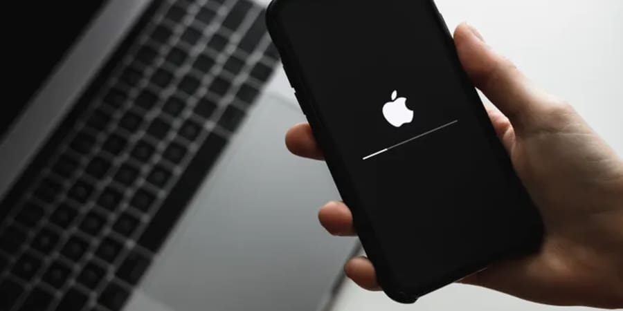 آبل تطلق تحذيرًا لمستخدمي أجهزة &ldquo;آيفون&rdquo; بعد اكتشاف ثغرات أمنية خطيرة