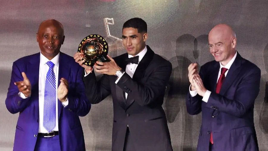 أشرف حكيمي يتوج بجائزة أفضل لاعب في أفريقيا 2025 أشرف حكيمي يتوج بجائزة أفضل لاعب في أفريقيا 2025
