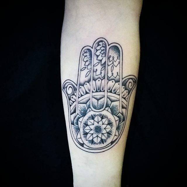 Collezione 84 Small Hamsa Tattoo On Wrist Completato