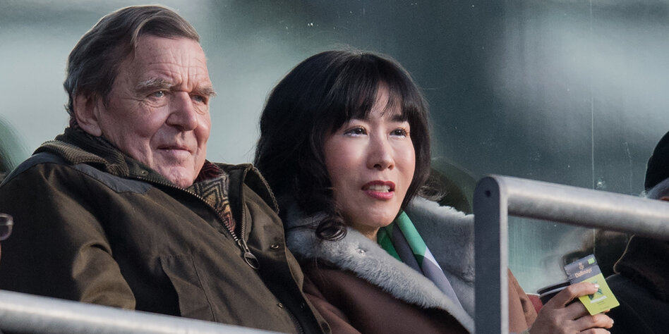Gerhard schröder feiert in berlin seine ehe mit soyeon kim. Ehebruch Klage Gegen Ex Kanzler Gerd Verkehrt Schlimm Fur Kim Taz De
