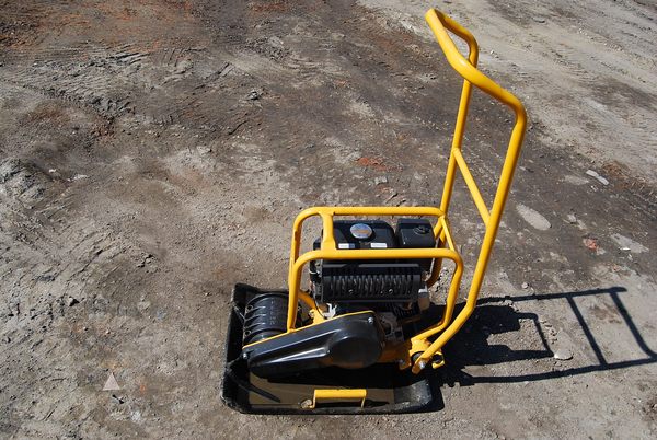 Plaque vibrante: bourrage de sable, compactage des gravats, pose de dalles  de pavage