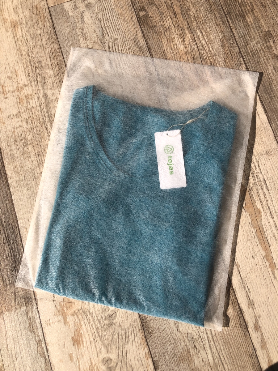 商品は(画像ではついていますが、、)下札を外して不織布に入れます。