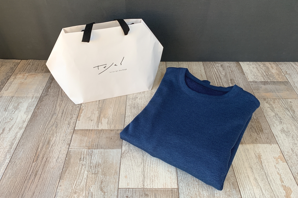 ラッピングバッグMとメンズトレーナーです。