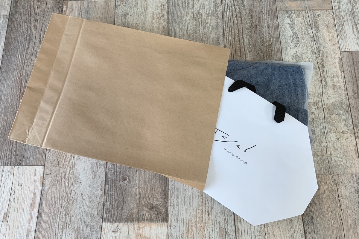 ラッピングバッグは畳んで商品と一緒にお送りします。