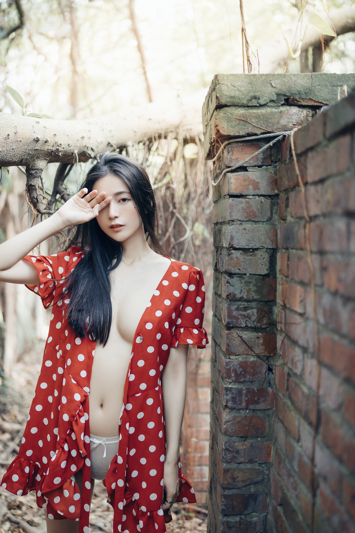 巨乳仙仙辰 野外露出初體驗❤️ 紅衣+透明內褲 裸上身吊帶褲 透明白色罩衫 Vol.01(29)