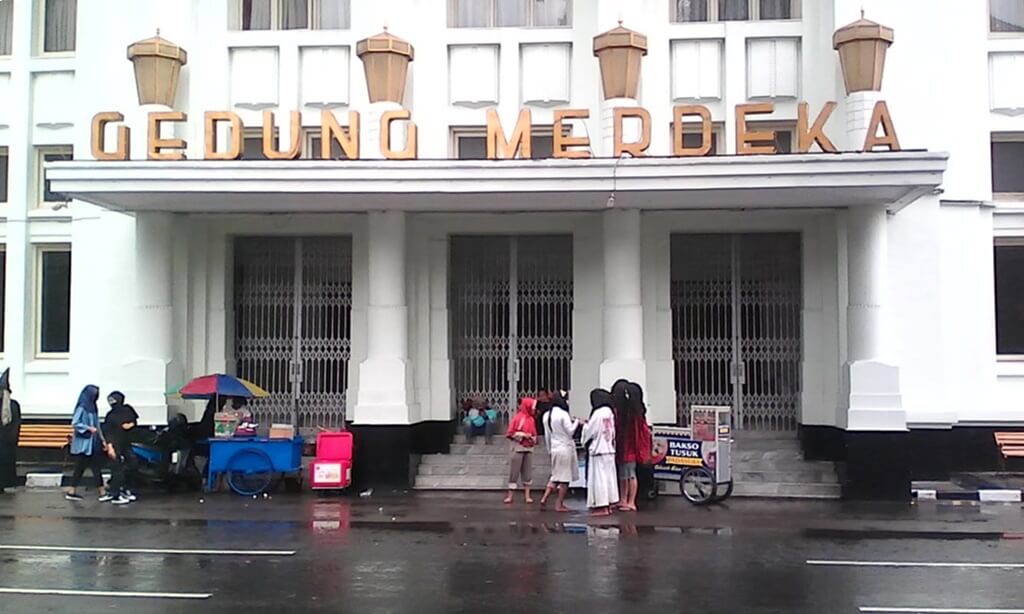 Tanah dijual tanah balaraja kp. Berjalan Menembus Hujan di Jalan Asia Afrika Bandung