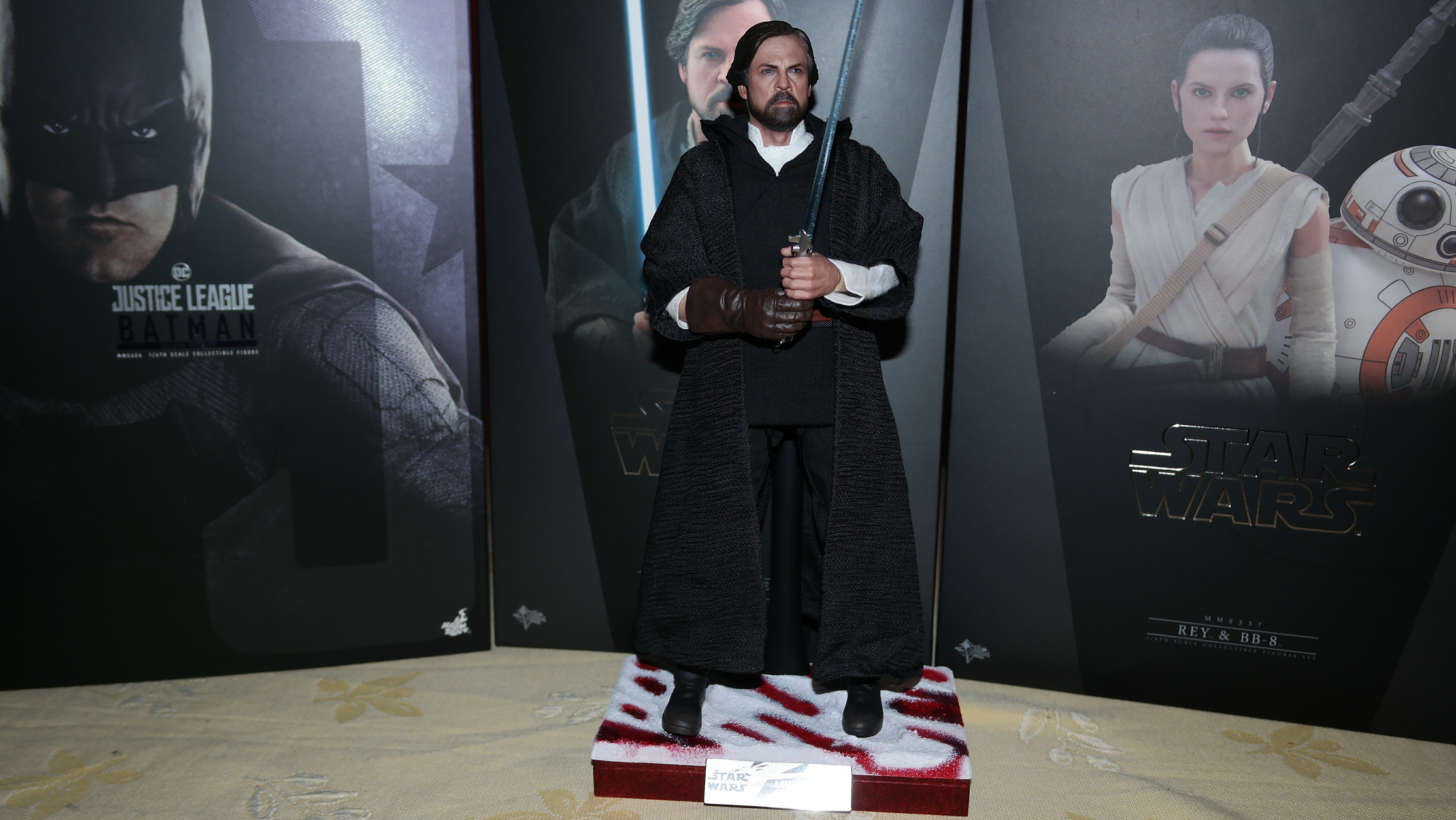 luke skywalker crait hot toys