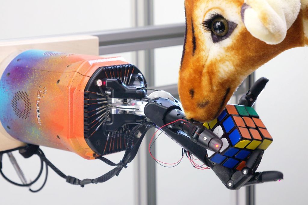 Este robot puede resolver un cubo rubik con una sola mano - jirafa