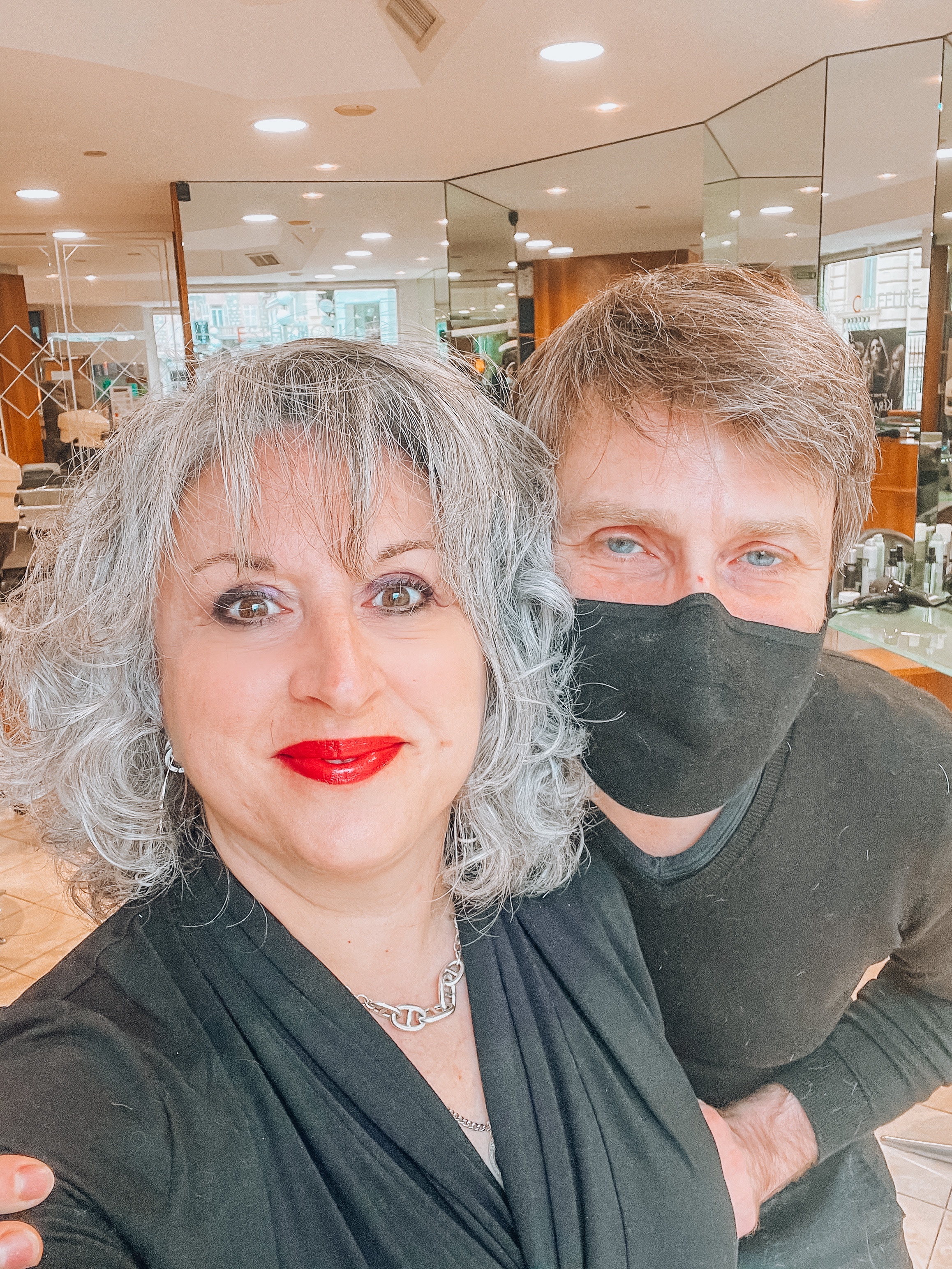 Karina Vigier, Thierry Antoine, coiffeur, inspiratrice, influenceuse, magazines, bomes kids, quinqua, over50, tiktok, meilleur coiffeur de Nice, crinière, nouvelle coupe de cheveux 