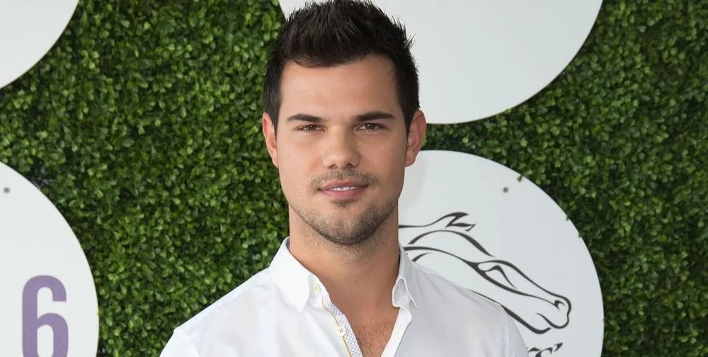 Taylor Lautner Girlfriend 2020 . What Is Taylor Lautner Doing In 2021 He Is Working On Netflix S Upcoming Film Home Team Thenetline