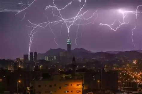 عواصف رعدية تضرب لبنان وأمطار غزيرة وصواعق..