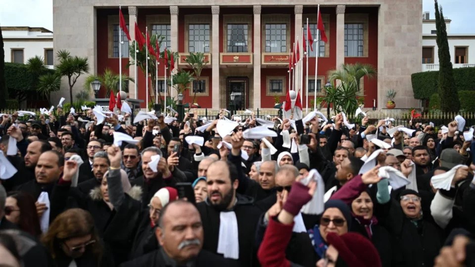 المحامون الشباب يجددون رفضهم لقانون المهنة ويدعون إلى مقاطعة الانتخابات المهنية