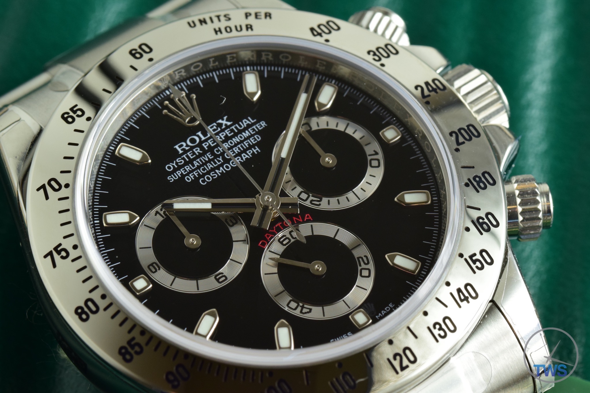 Hands-On Review: Rolex Cosmograph Daytona Edelstahl Ref.  116520 (Schwarz) - Rolex Daytona sitzt auf dem mitgelieferten Kasten