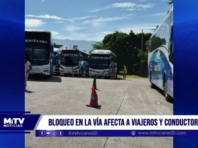 Bloqueo en la vía afecta viajeros y conductores