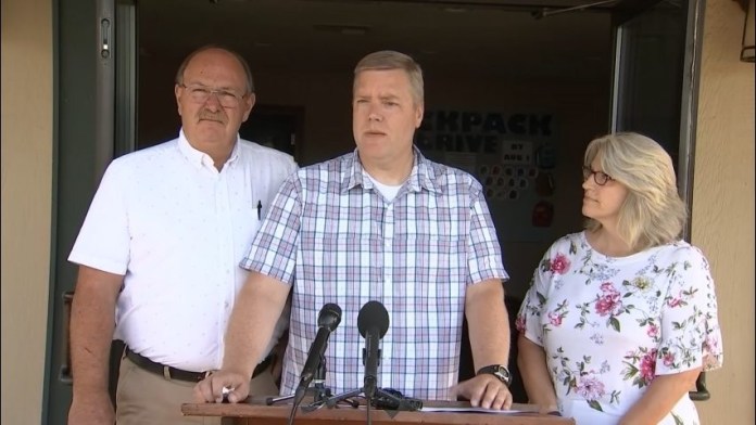 Pastor David George falando em coletiva de imprensa