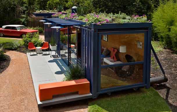 Als vorübergehende schlafstätte bei hausrenovierungen; TINY and small HOUSES Wohnen im Seecontainer
