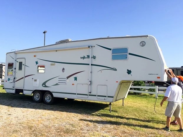 What is the smallest fifth wheel trailer? Woman Turns Trailer Into Tiny Home That Will Amaze You