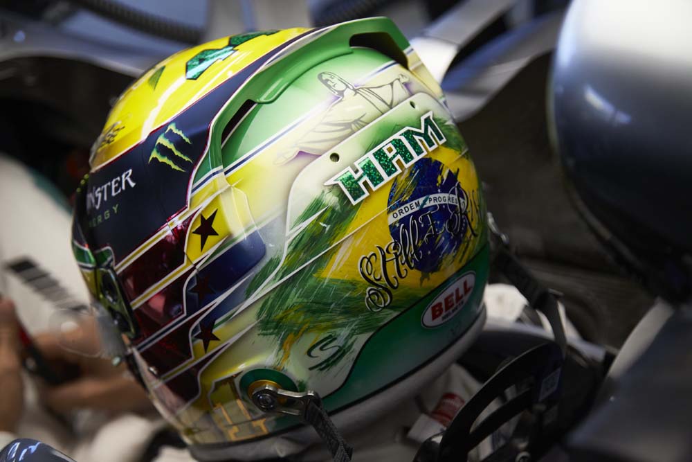 Lewis Hamilton im Brasil-Design © Daimler AG