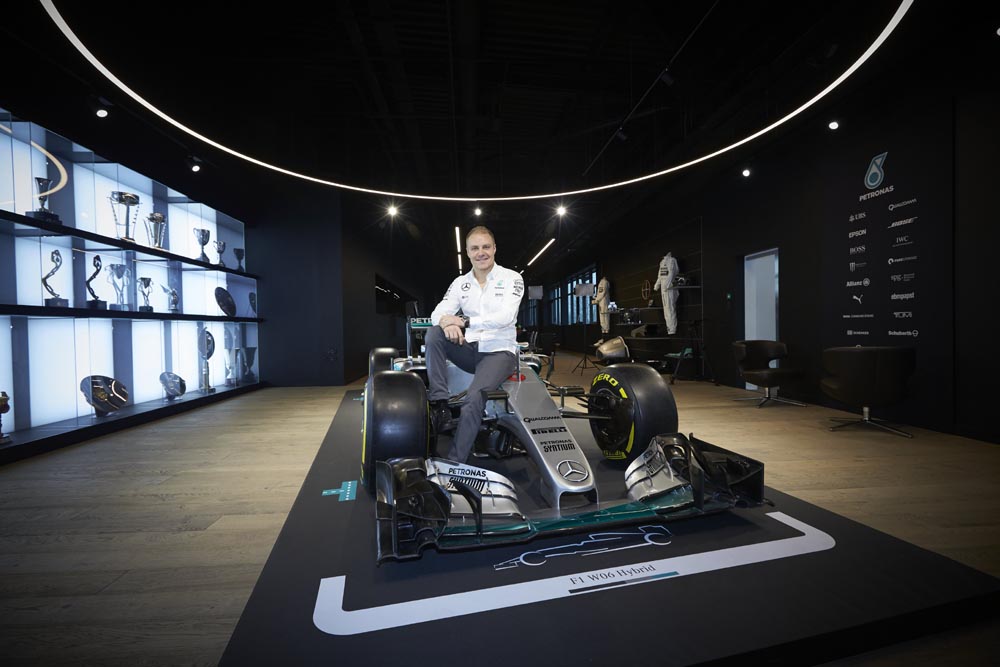 Valtteri Bottas mit seinem neuen Arbeitsplatz © Daimler AG
