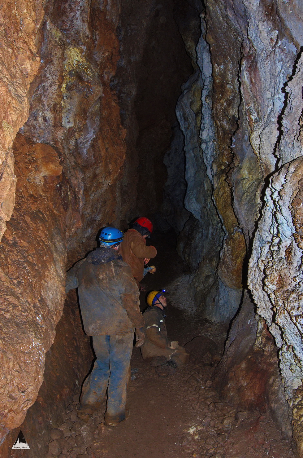 Вход в пещеру замуровали железной дверью, а экскурсии стали проходить более. Vostochnyj Sayan Peshera Bolshaya Oreshnaya