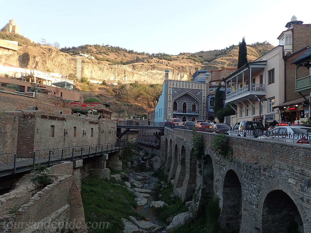Прогуляйтесь по местным монастырям и достопримечательностям и отдохните за дегустацией аутентичного вина. Mcheta Otchet O Puteshestvii Ot Sergeya Russkij Gid V Kuala Lumpure