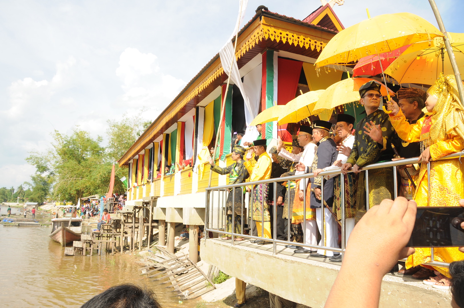 Saat bulan ramadhan, umat islam yang tidak berhalangan diwajibkan untuk menjalankan ibadah puasa wajib. Mandi Balimau Kasai Potang Mogang: Upacara Penyucian Diri