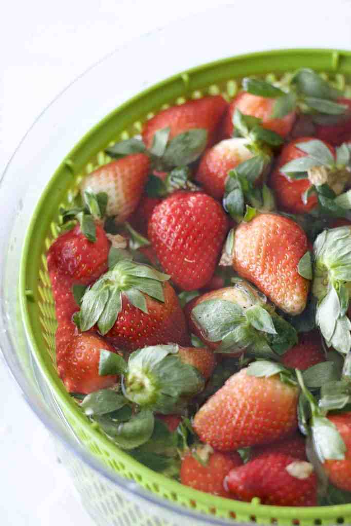 Erdbeeren, die in Essigwasser schwimmen