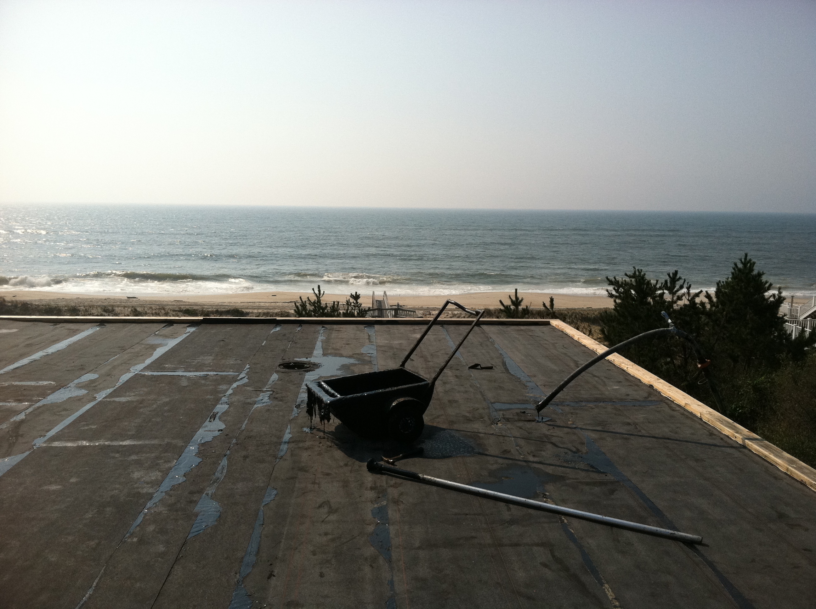 A tar and gravel roof will generally last around 20 years, although if they are well maintained and properly installed, this kind of roofing has been known to last almost 40 years. Flat Roofs â Triple S