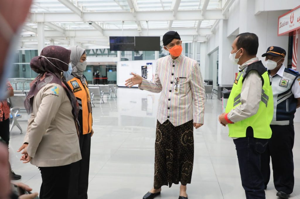Ada Penumpang Positif Covid Lolos Terbang, Ganjar Sidak Bandara Ahmad Yani  - Tritis.ID