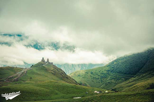 Территориально населенный пункт граничит с российским владикавказом. Kazbegi Gruziya Dostoprimechatelnosti Oteli Marshruty