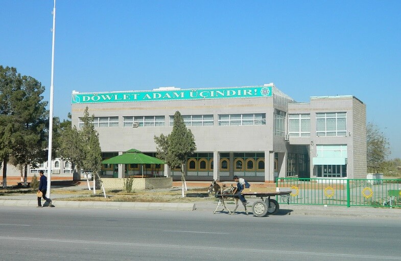 Туркменского полицейского обвинили в домогательствах к жене мигранта