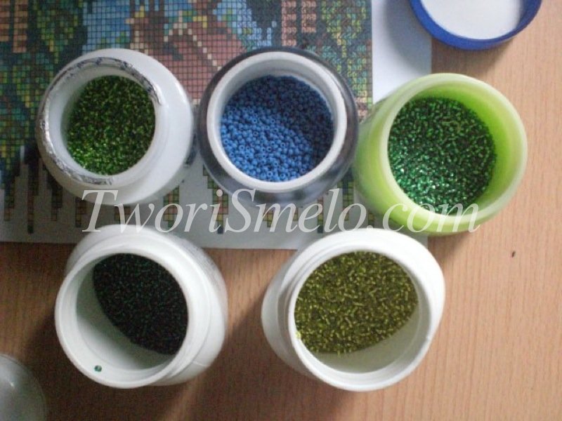 Сортировка бисера на дому работа. Хранение бисера своими руками. Хранение бисера. Хранение бусин для рукоделия. Хранение бисера.