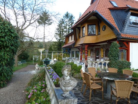 Es wird gemeinsam mit dem benachbarten hansa haus am . Fritzlar pÃ¥ eventyrvejen, samt Marktplatz med Roland-statue.