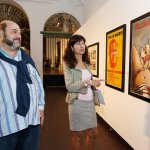 Asiser Mesuro, comisario de la muestra, y Ana Redondo, concejala de Cultura.
