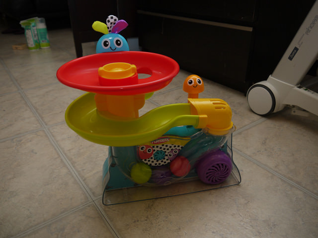 飛飛與PLAYSKOOL玩球遊戲組與小推車的初次接觸