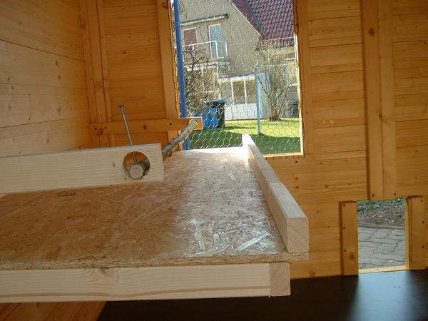 Fenster (aus plexiglas, weiß gestrichen, nach außen oder innen klappbar) . endlich -hier Fotos von meinem neuen HÃ¼hnerstall ;)