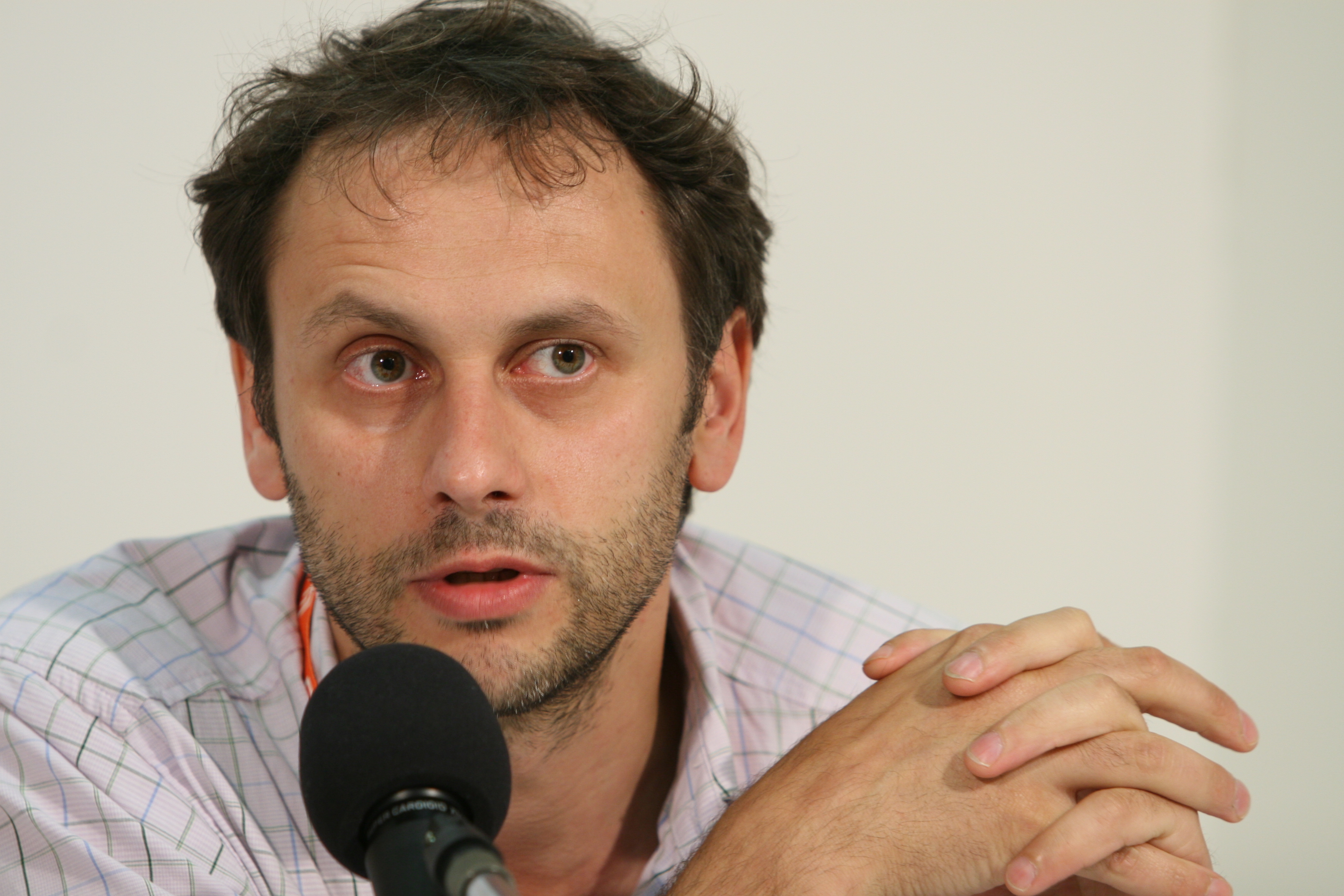 Záhy ho srazí auto a on upadá do bezvědomí. Igor Chmela Wikipedie