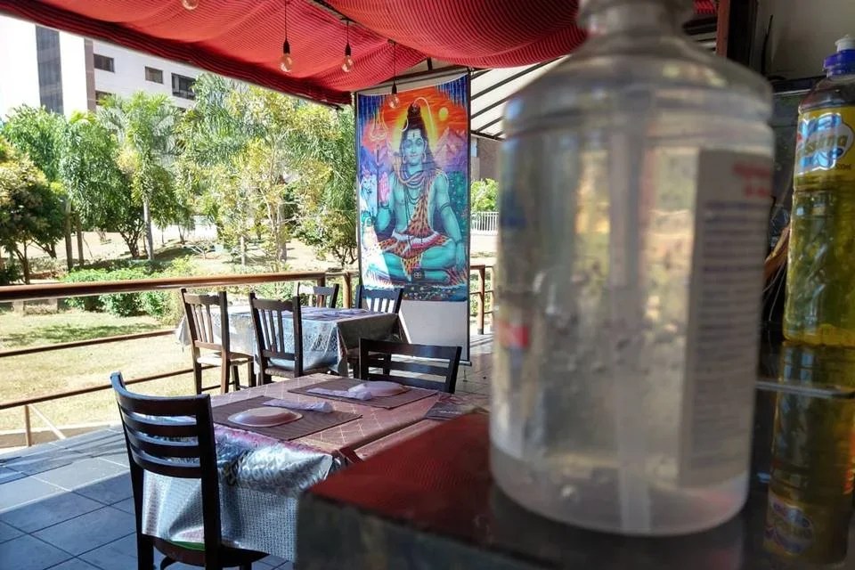 Após quatro meses, bares e restaurantes do DF reabrem com ...