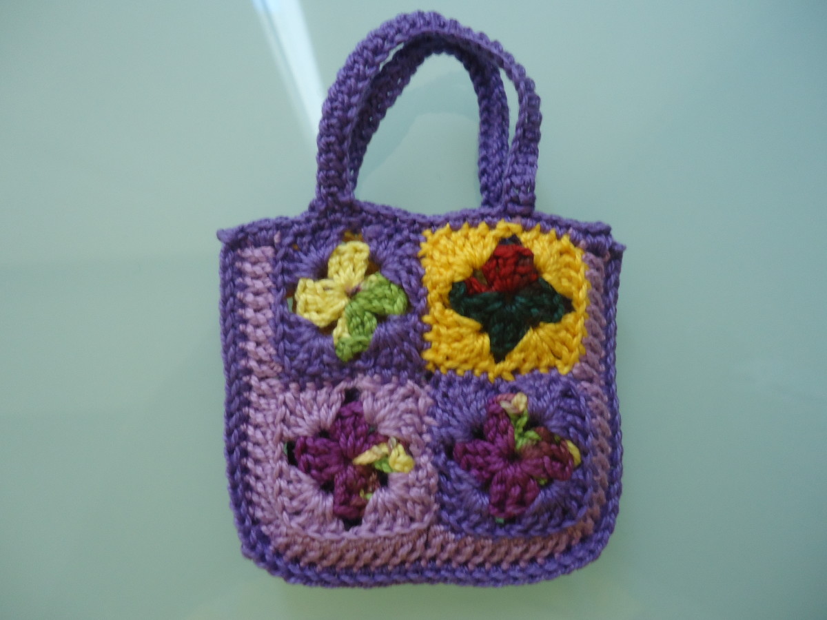 Free crochet granny square patterns · #1 dainty daisy granny square pattern · #2 primera flowers granny square crochet pattern · #3 floral granny square crochet . Barbie Granny-Square Shopping Tote Bag (Free Crochet