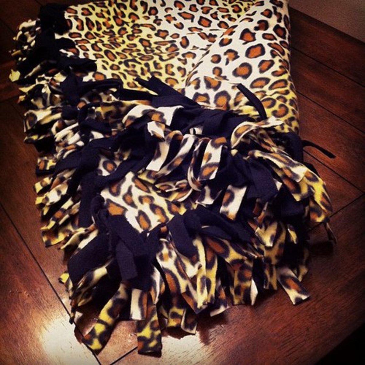 Make your double balloon even more spectacular by putting some . How to Make an Easy No-Sew Tie Fleece Blanket | FeltMagnet