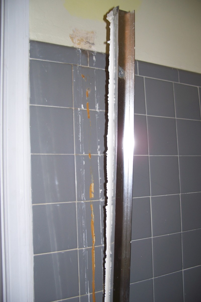 Knowing what kind of paint you can use on bathtubs will help ensure that you get a professional finish. DIY - How to Remove Shower Doors from a Bathtub - An Easy