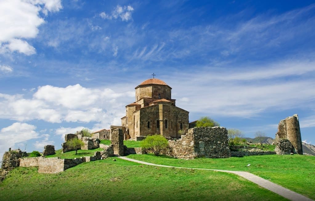 По преданию храм, воздвигнутый зодчим арсукисдзе, вызвал . Mcheta Gruziya Dostoprimechatelnosti Chto Posmotret Foto 2019 Goda