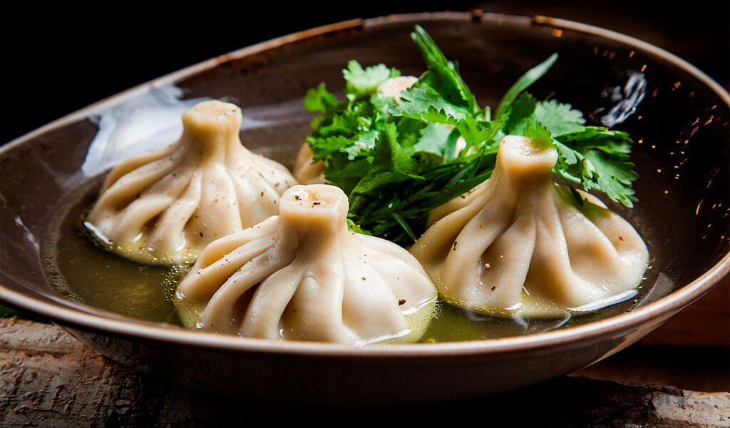 Шедевр грузинской кухни, состоящее из особого сорта красной фасоли, привезенного из грузии, с добавлением зелени, лука, помидора, перца и соуса квацарахи (постное блюдо) 30 Blyud Gruzinskoj Kuhni Kotorye Obyazatelno Nuzhno Poprobovat