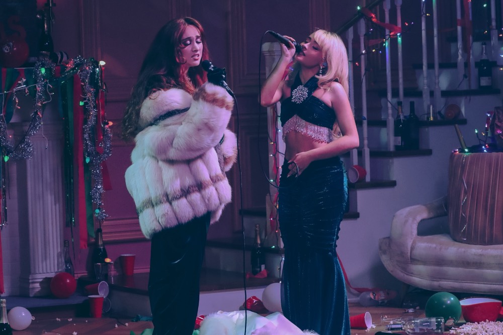 El tráiler de Netflix “A Silly Christmas” de Sabrina Carpenter presenta a Chappell Roan, Tyla, Shania Twain, Quinta Brunson y más estrellas invitadas.